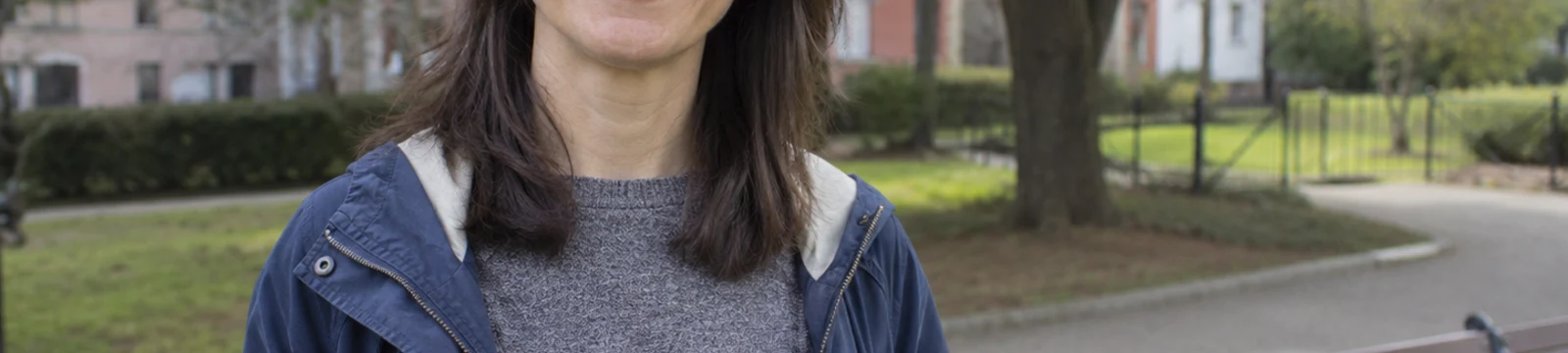 Aufmerksame Person im Freien als Symbol für aktuelle Hinweise