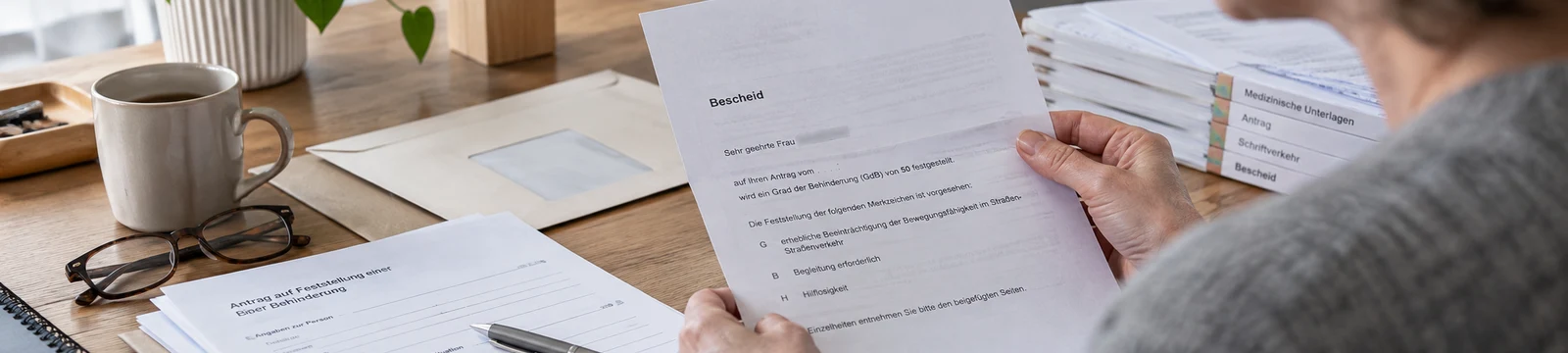 Bescheid wird am Schreibtisch geprüft