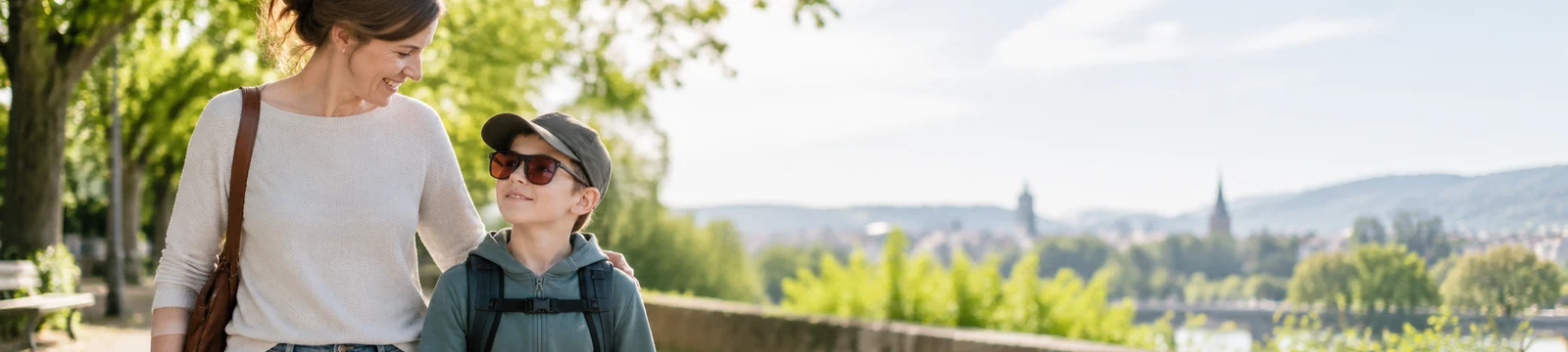 Familie bei einem Spaziergang im hellen Tageslicht