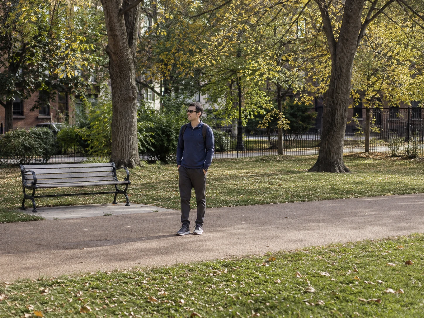 Mensch im herbstlichen Stadtpark