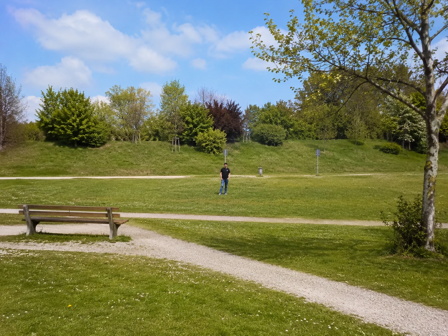 KI-generierte Beispielszene: eine Person in einem Park