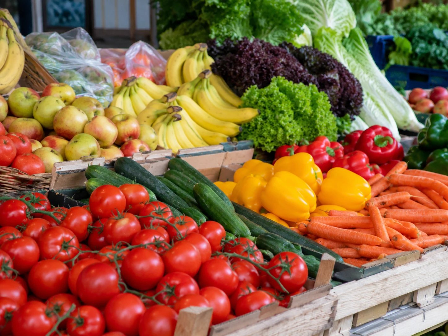 KI-generierte Beispielszene: verschiedenes Obst und Gemüse auf einem Tisch