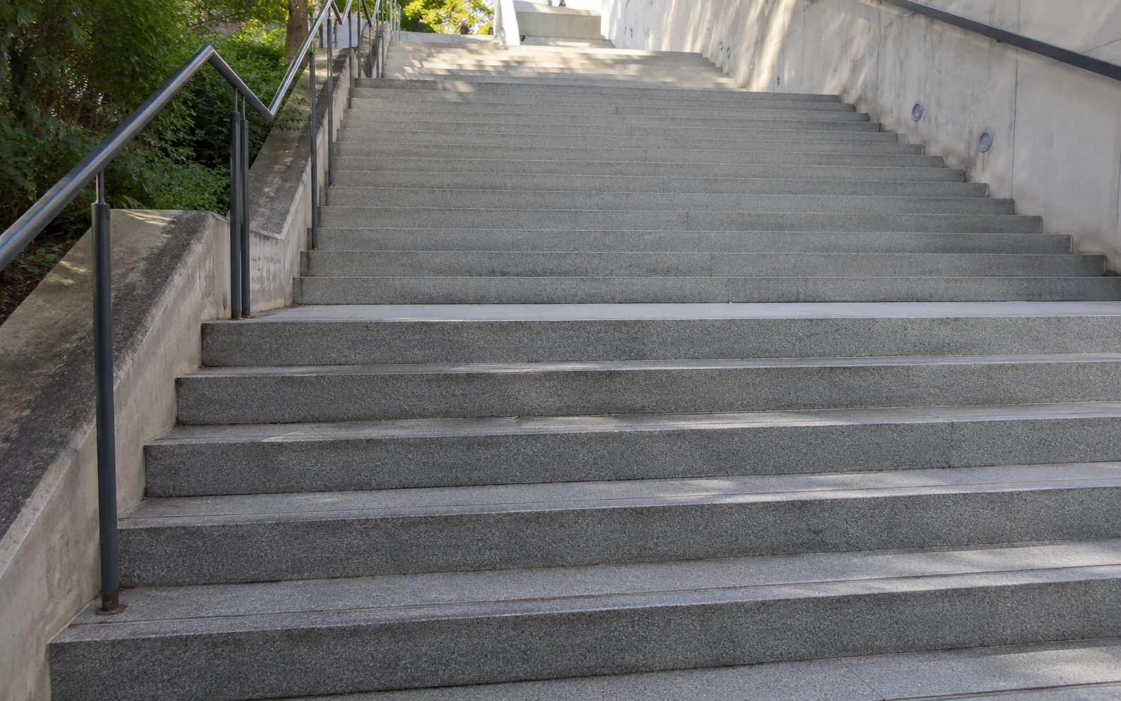 Helle Treppe im Gegenlicht