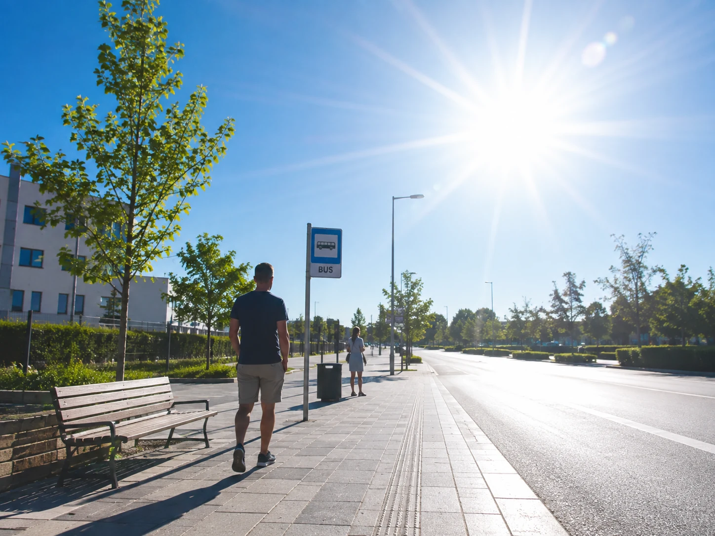 Sehr heller Gehweg an einer Bushaltestelle mit starker Sonne